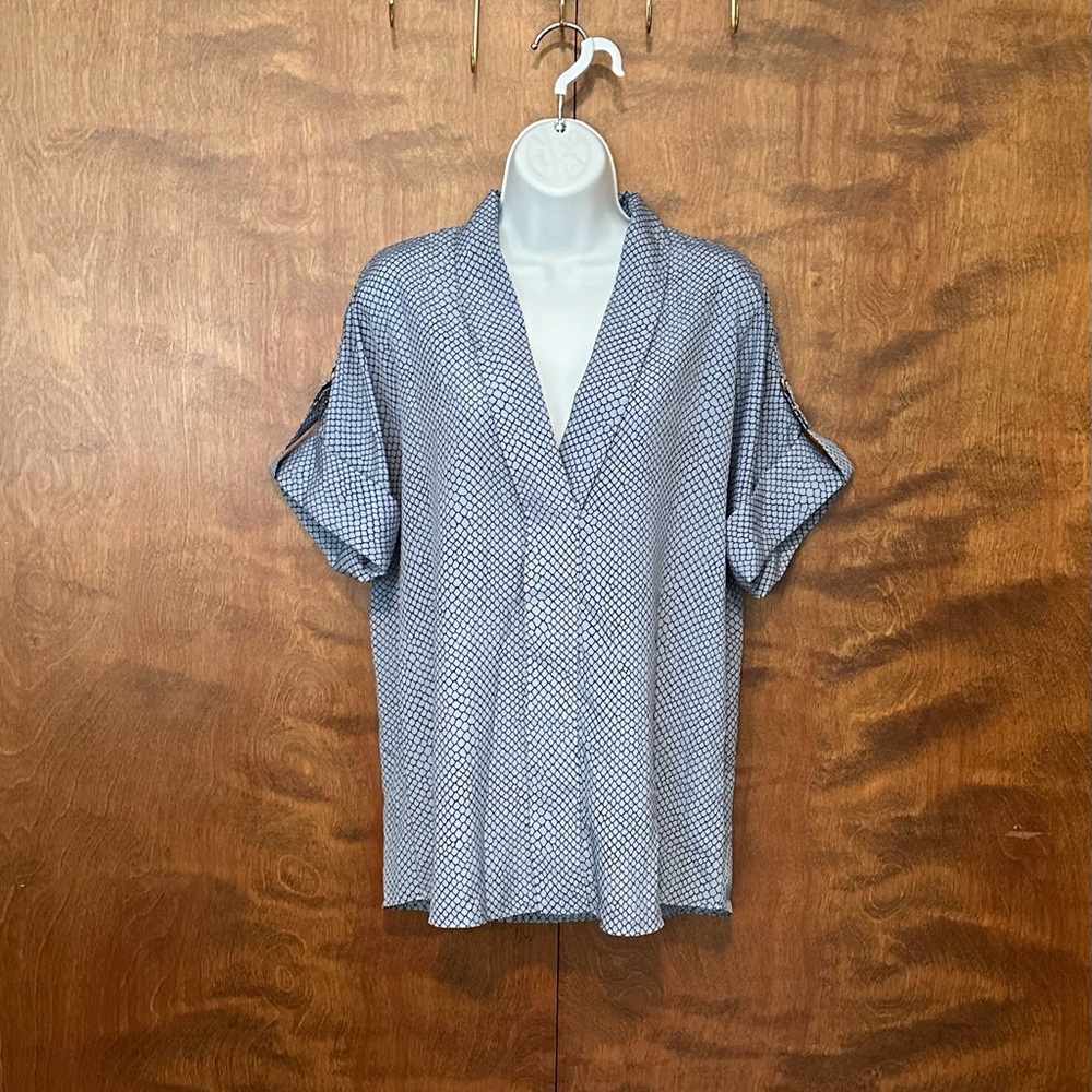 MICHAEL KORS Short Roll Tab Sleeve Blouse Womens M Navy & Blue Printed V-Neck